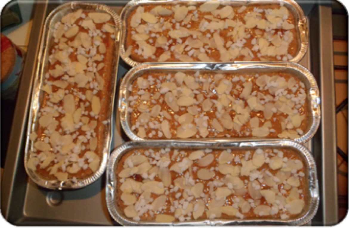 4 petits moules à cake beurrés / farinés - ≈ 20cm x 8 cm